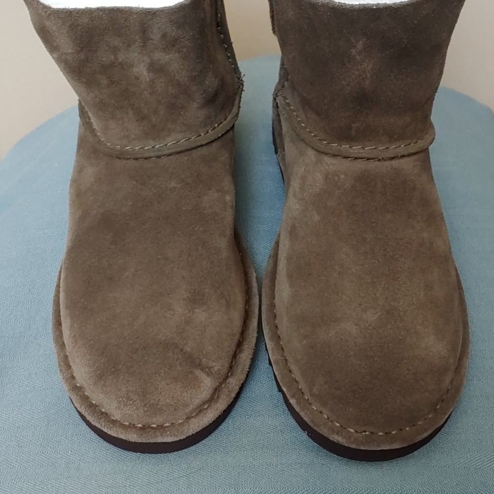 🐸  NWOT UGG Boot